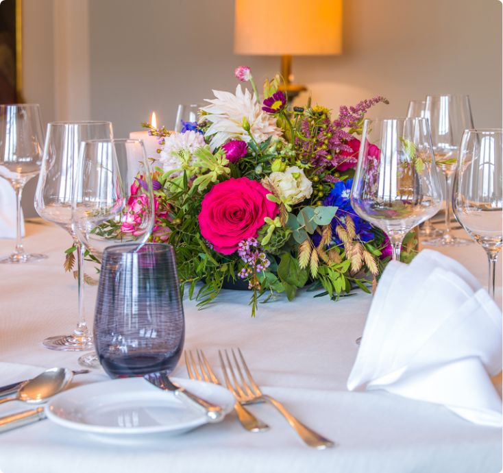 City-Hotel Ochsen Zug – Gedeckter Tisch mit Blumen
