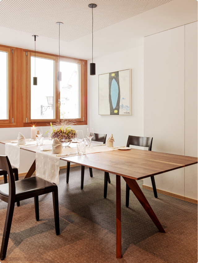 City-Hotel Ochsen Zug – Sitzungszimmer mit grossem Tisch