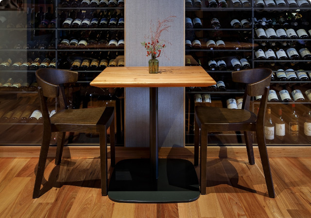 City-Hotel Ochsen Zug – Sitzbereich mit Weinregal
