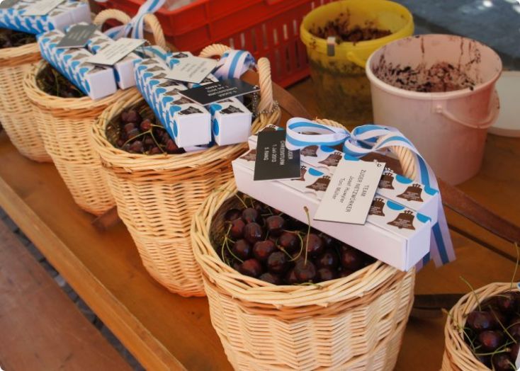 Regionale Produkte – Körbe mit Früchten