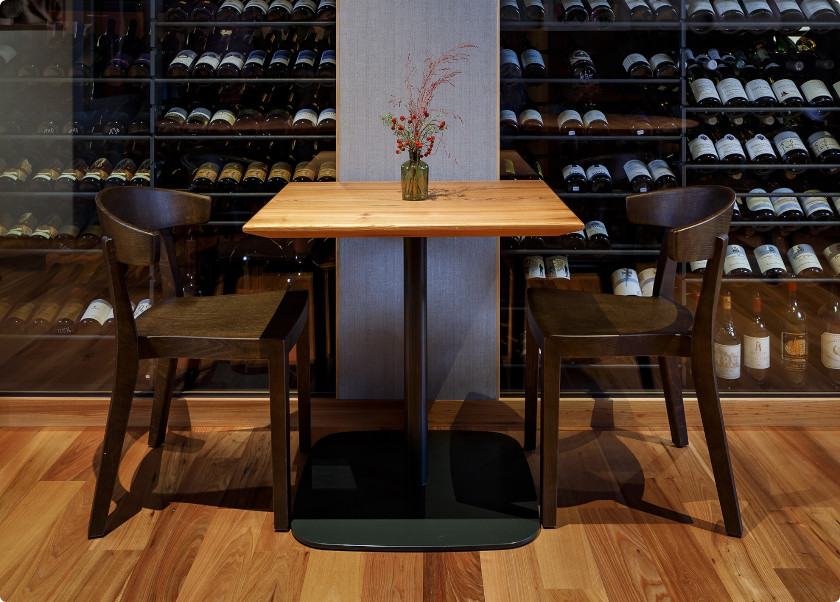 City-Hotel Ochsen Zug – Weinbar mit Holztisch