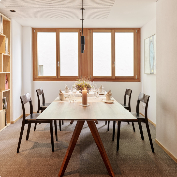 City-Hotel Ochsen Zug – Sitzungszimmer mit Holztisch