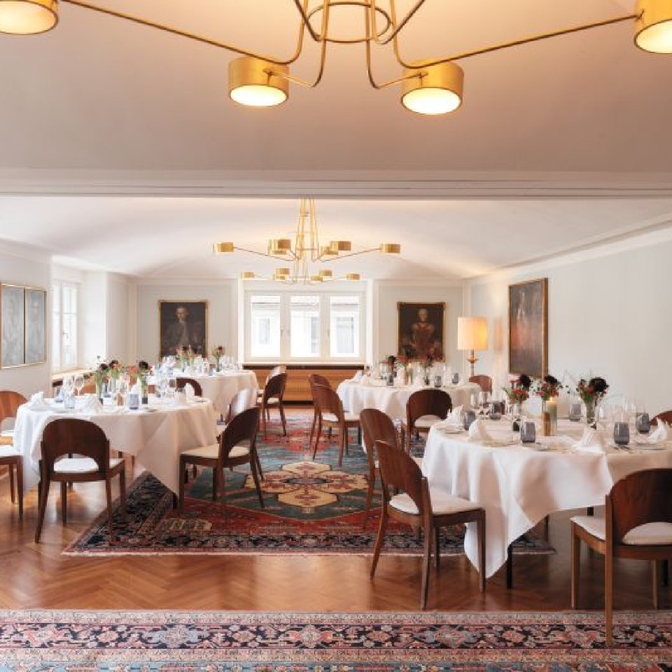 City-Hotel Ochsen Zug – Bankettraum mit Rundtischen