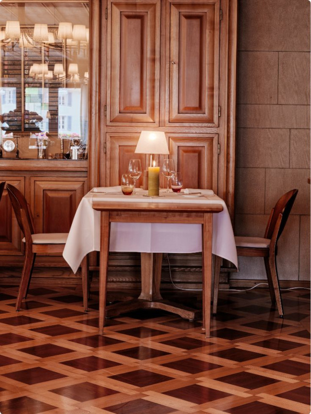 Restaurant au premier – Tisch in Holzstube
