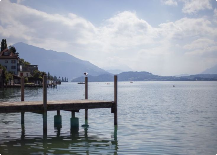Zugersee – Steg mit Bergblick