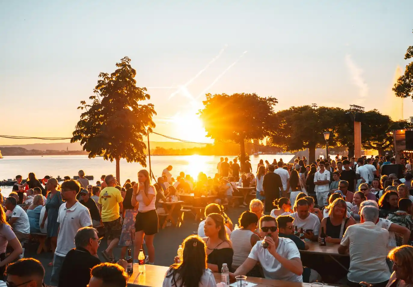 Sommer, See und Musik, Zug zeigt sich von seiner schönsten Seite.